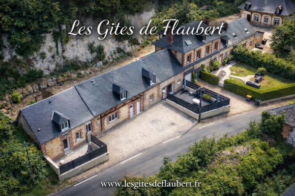 Vue aérienne des cinq Gîtes de Flaubert réunis sur un même domaine