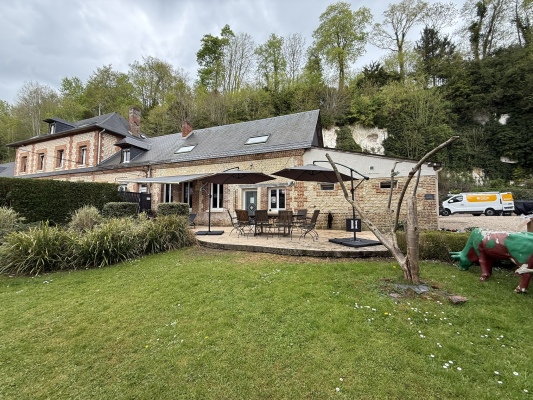 Vue extérieure des gîtes, des terrasses et des espaces verts du domaine