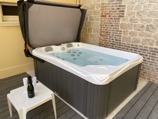 Un jacuzzi privatif en terrasse pour se détendre en toute intimité