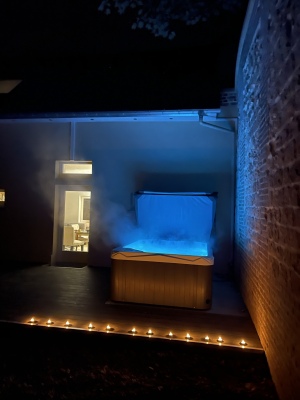 Jacuzzi extérieur illuminé pour un moment de détente