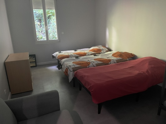 Chambre lumineuse avec lit double et vue sur le jardin