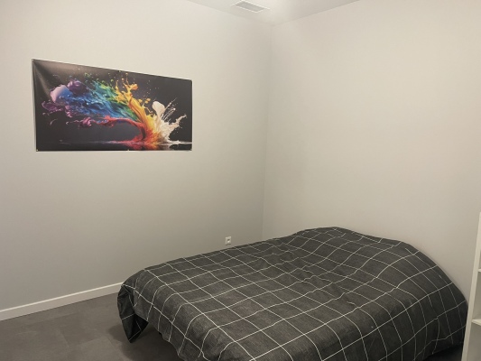 Chambre indépendante au décor sobre et confortable