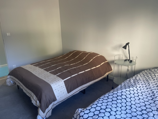 Chambre double préparée avec linge de lit fourni