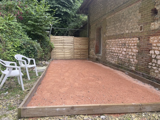 Partie de pétanque entre amis aux Gîtes de Flaubert en Normandie