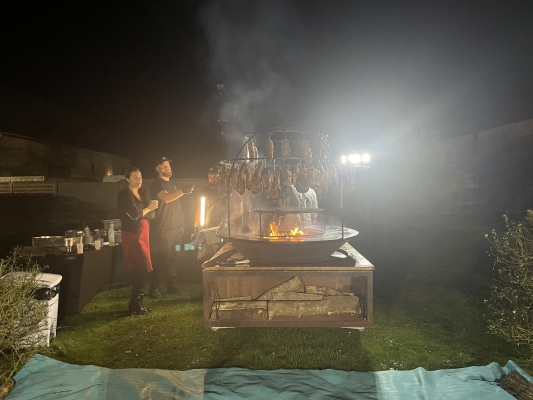 brazerro extérieur illuminé sur une terrasse privative en soirée