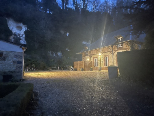 Façade éclairée des Gîtes de Flaubert en soirée