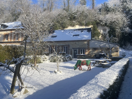 Un domaine de charme sous la neige pour des retrouvailles inoubliables en Normandie