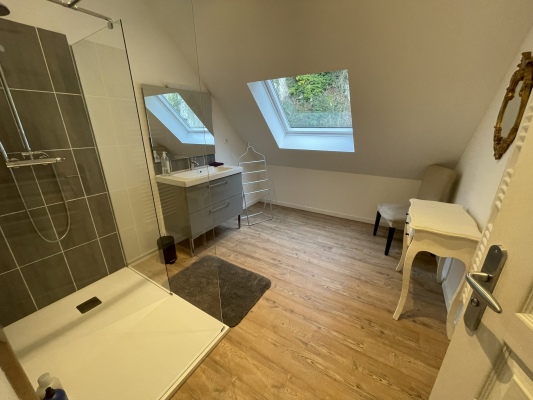 Une salle de bains confortable et lumineuse pour un séjour tout en sérénité