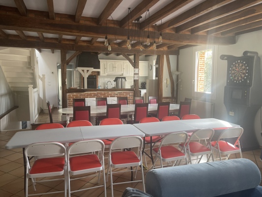Grande salle à manger avec longue table pour les repas de groupe