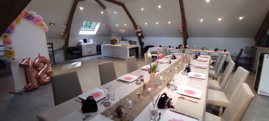 Grande table dressée pour un repas de famille ou un événement de groupe