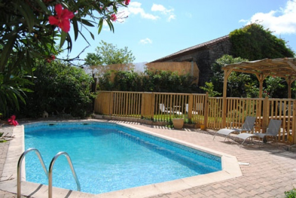 vacances en groupe GRAND GITE 18 PERS AVEC PISCINE EN PLEINE NATURE