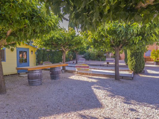 terrain de pétanque, Jardin clos et fleuris, tente de réception
