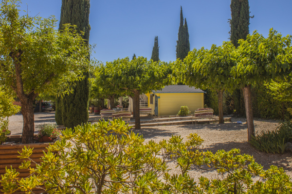 Jardin clos et fleuris