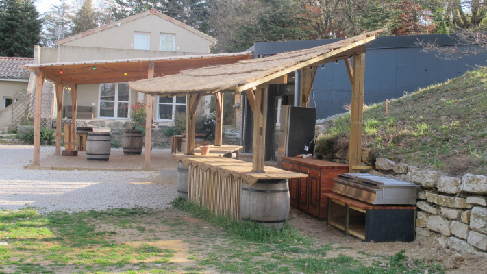 Le bar-paillotte avec barbecue/plancha