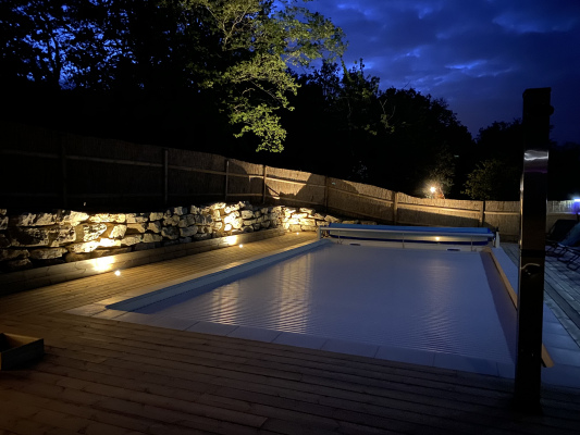 La piscine éclairée la nuit
