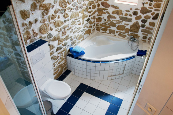 Une des salles de bain dans Syrah