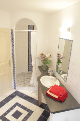 Une des salles de bain dans La Tour