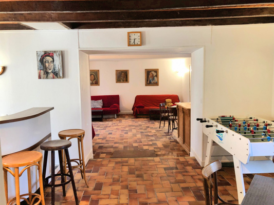 2 salles dactivités et de jeux (bar, baby-foot, fléchettes)