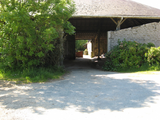 Entrée de la ferme et de l'abris