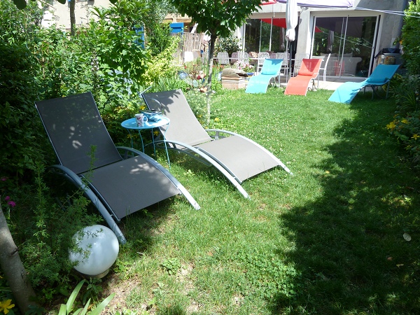 Extérieur du gîte et jardin