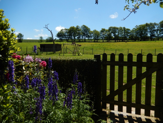 Vue sur aire de jeux et prairies