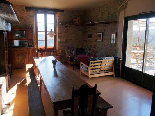 Séjour avec grande table