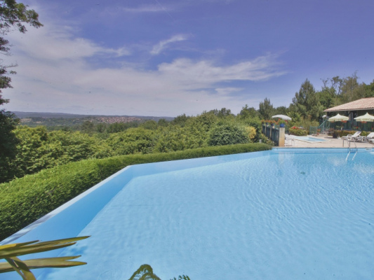 Piscine à débordement chauffée l'été