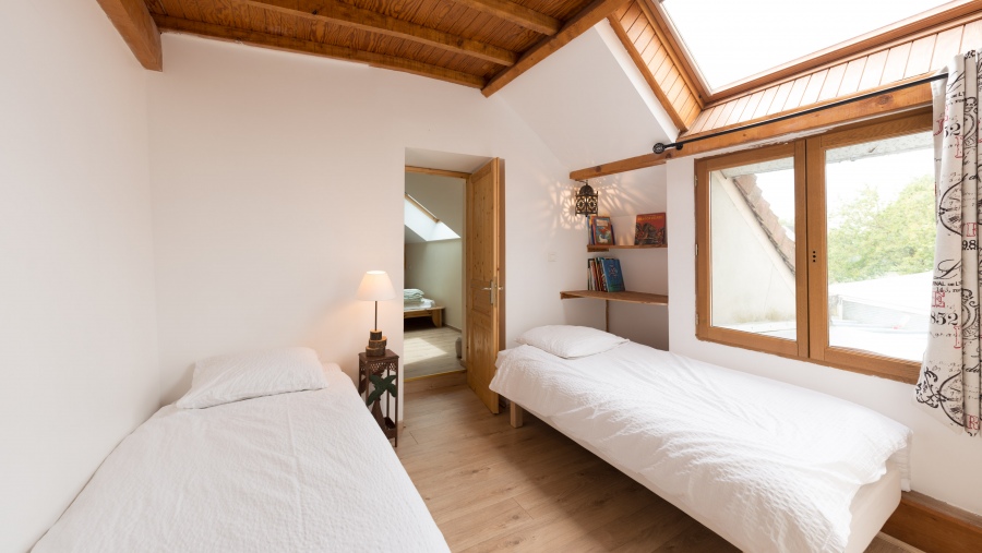 Une chambre avec 2 lits simples 