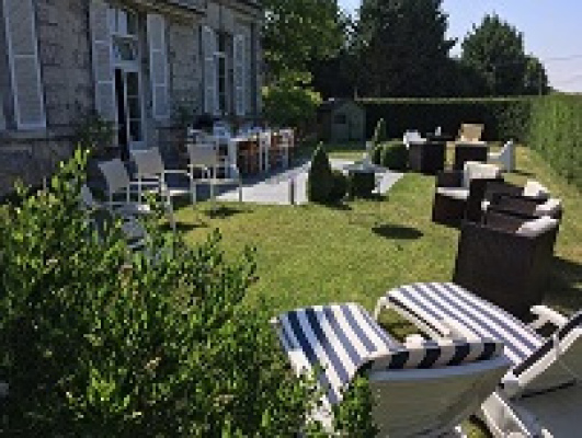 terrasse avec store et barbecue