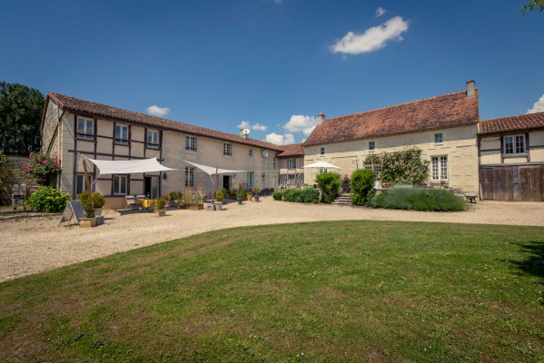 cour et vue sur gîtes